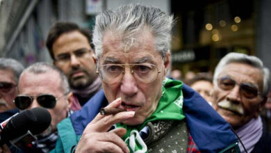 Bossi, domenica funerali a Pontida. E l’evento del centrodestra a Milano  diventa un tributo al Senatur