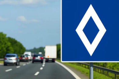 Cartello stradale rombo bianco su sfondo blu: che cosa significa la nuova segnaletica sempre più diffusa in Europa