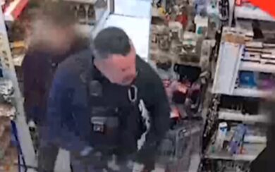 Milano, Cinturrino nel negozio: “Se trovi la droga la metti da parte e domani me la dai”. Il VIDEO