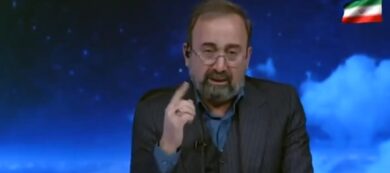 Teheran, il conduttore della tv iraniana piange mentre annuncia la morte di Khamenei