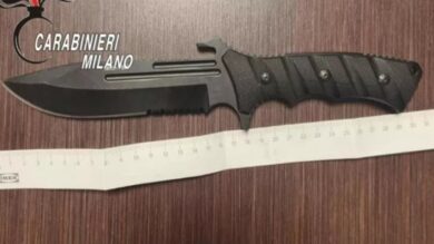 Milano, terrore in centro: un 55enne insegue e minaccia i passanti con un pugnale lungo 30 centimetri