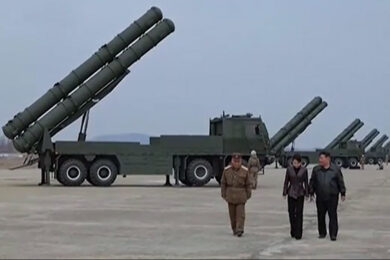 Corea del Nord, mentre il mondo guarda all’Iran, Kim Jong Un mostra i muscoli