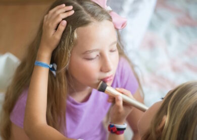 Cosmeticoressia, quando truccarsi diventa una malattia: sempre più giovanissimi sono a rischio