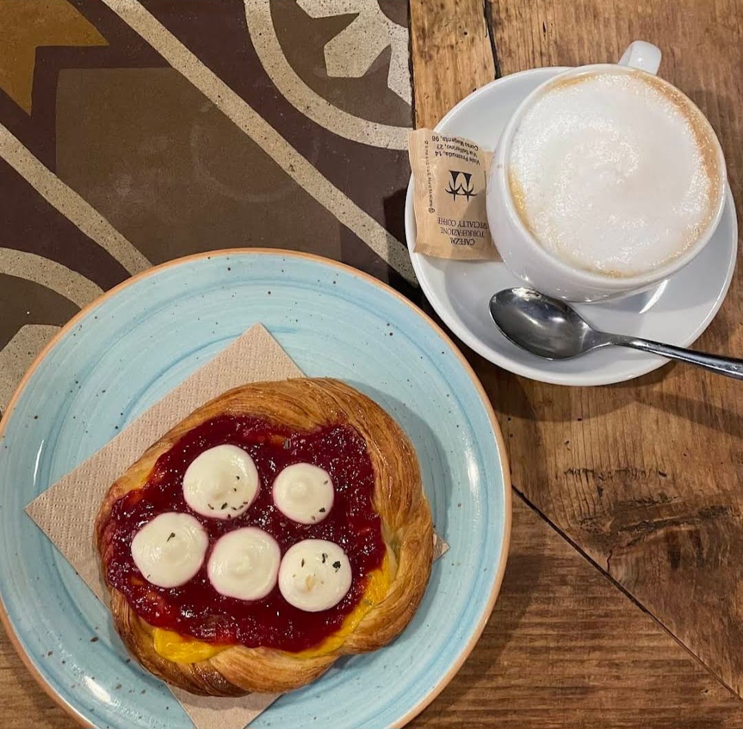 Milano, la colazione è il nuovo aperitivo. Tra matcha e lievitati: i prezzi (aggiornati) dei locali più in hype