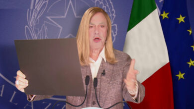 Crozza-Meloni sbotta dopo il referendum: “Tradita da tutti, pure dalla Garbatella”