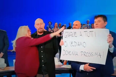 Mara Venier furiosa a Domenica In: “Sei un pirla”. Lo scontro in diretta con Mammucari