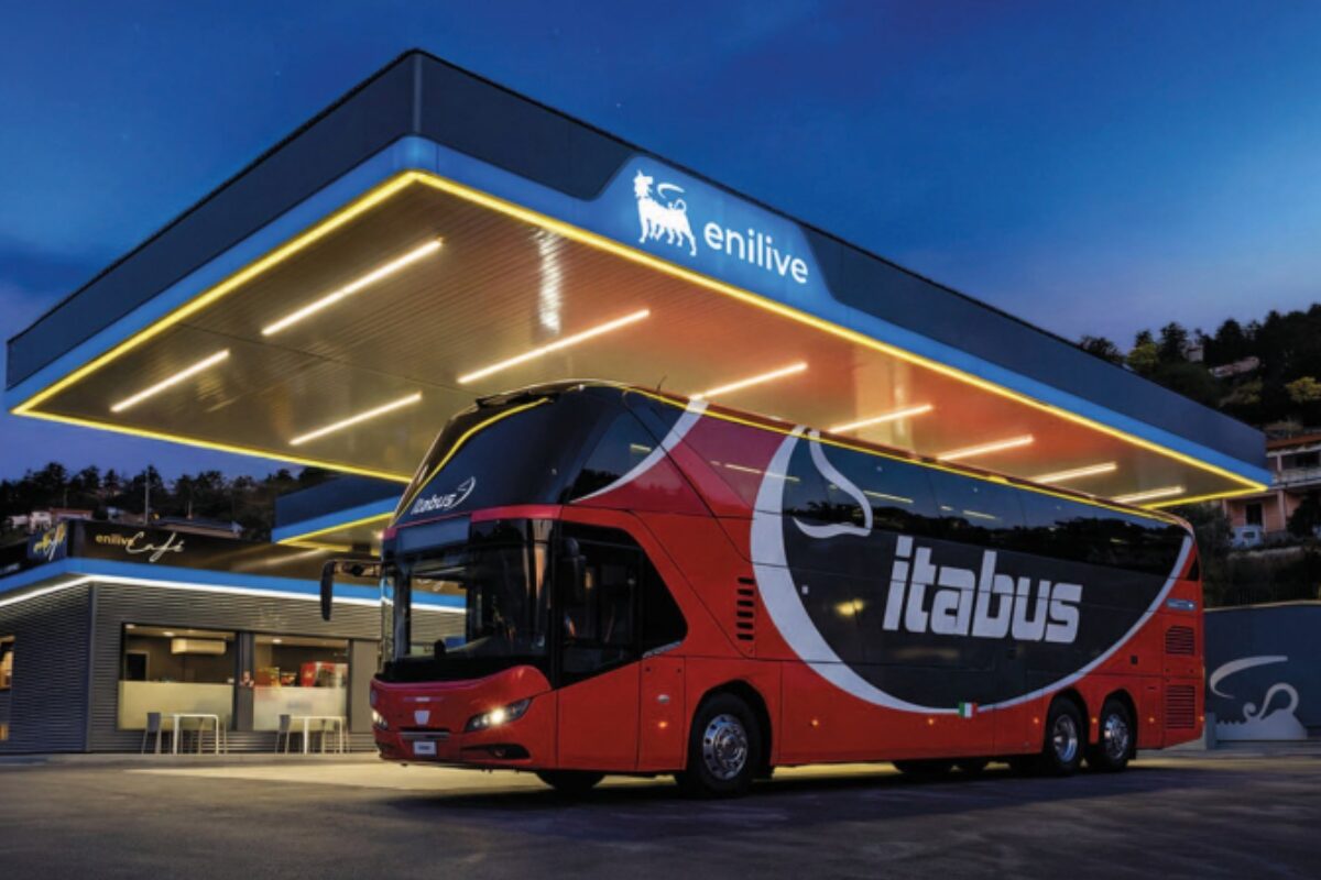 Eni, Itabus alimenta tutta la flotta con il biocarburante HVO di Enilive Eni, Itabus alimenta tutta la flotta con il biocarburante HVO di Enilive