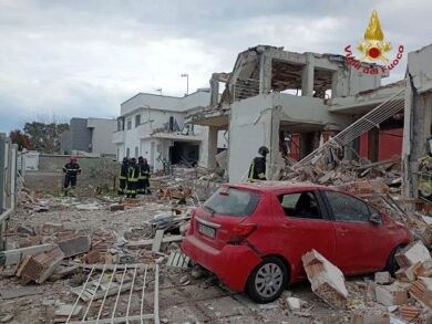 Esplosione a Roma, crolla una palazzina a Piana del Sole: coinvolti altri edifici, due feriti gravi e 70 sfollati