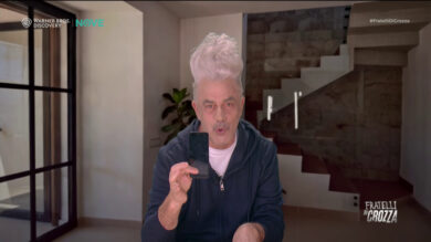 Crozza diventa Schettini: “La scuola del futuro? Lezioni su YouTube e professori al freddo”