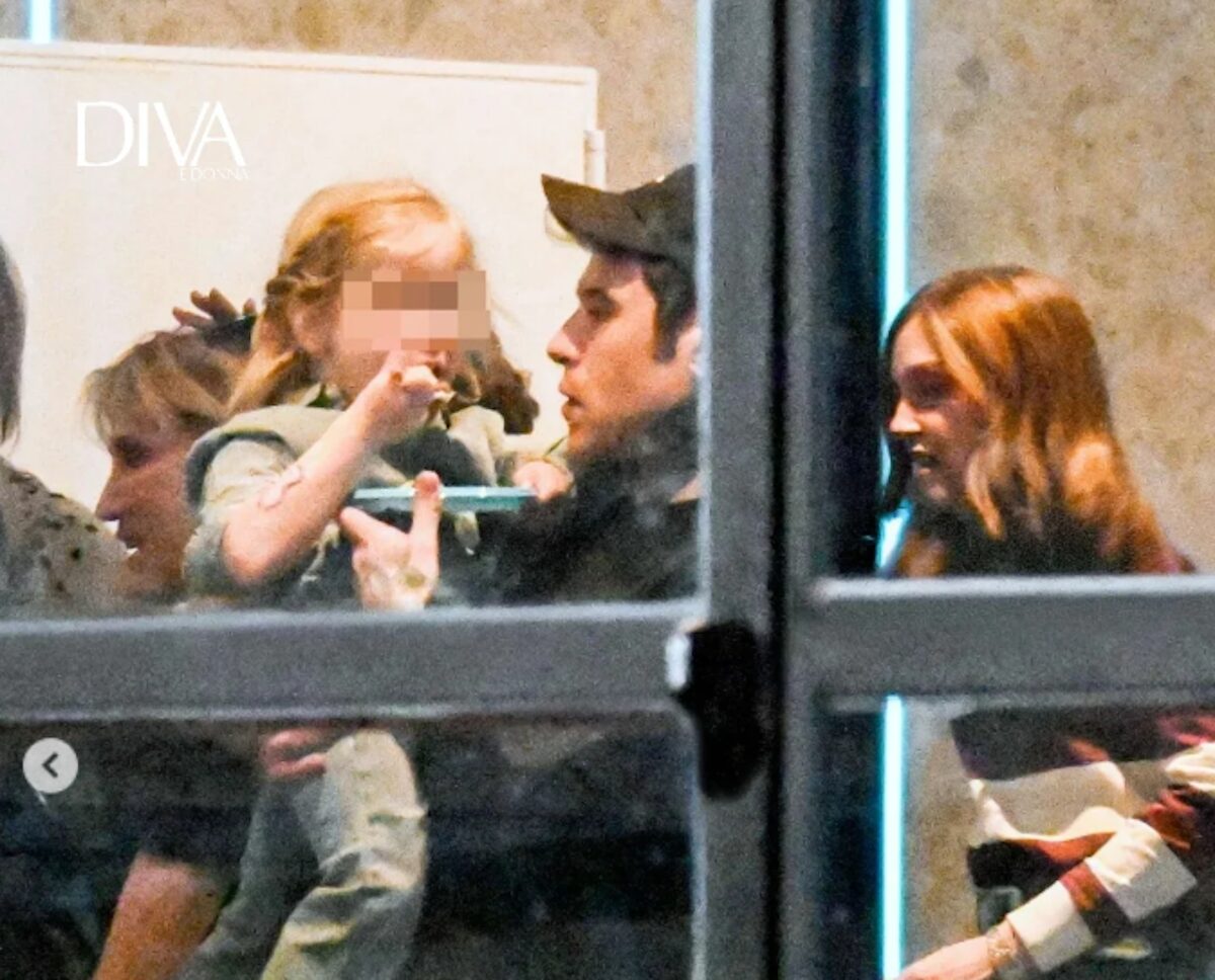 Fedez e Chiara Ferragni tornano insieme per la festa di Leone, ma l’attenzione è su Giulia Honegger: la nuova compagna del rapper è incinta? Gli ultimi rumor Fedez e Chiara Ferragni tornano insieme per la festa di Leone, ma l’attenzione è su Giulia Honegger: la nuova compagna del rapper è incinta? Gli ultimi rumor