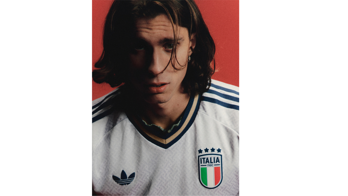 Italia, la nuova maglia away firmata Adidas è semplicemente spettacolare… e tutti noi speriamo di vederla questa estate ai mondiali Italia, la nuova maglia away firmata Adidas è semplicemente spettacolare… e tutti noi speriamo di vederla questa estate ai mondiali