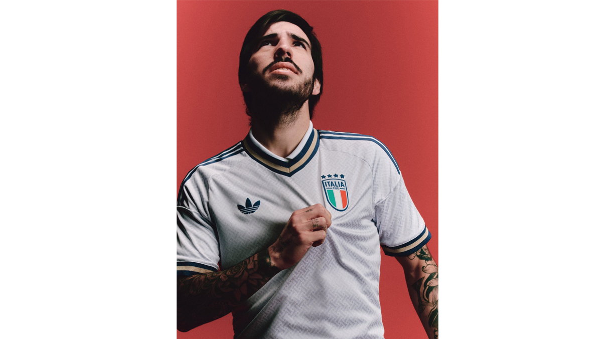 Italia, la nuova maglia away firmata Adidas è semplicemente spettacolare… e tutti noi speriamo di vederla questa estate ai mondiali Italia, la nuova maglia away firmata Adidas è semplicemente spettacolare… e tutti noi speriamo di vederla questa estate ai mondiali