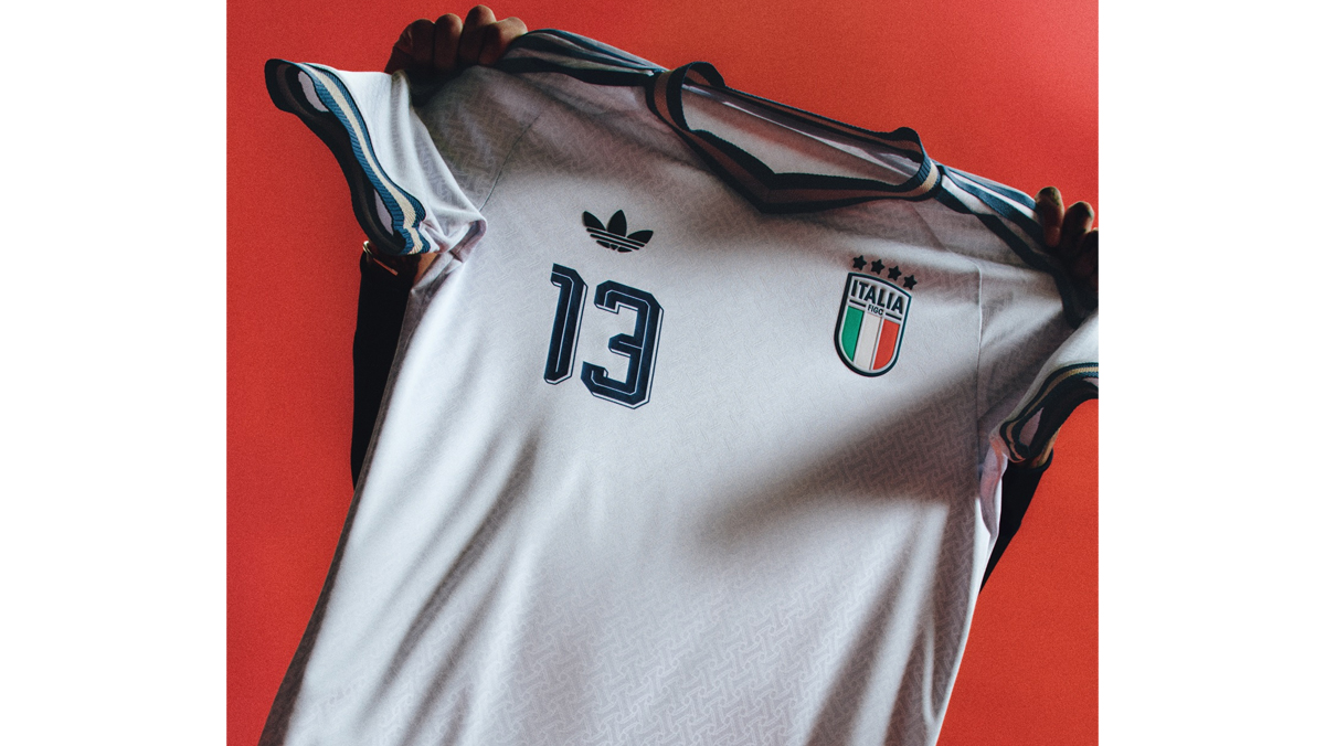 Italia, la nuova maglia away firmata Adidas è semplicemente spettacolare… e tutti noi speriamo di vederla questa estate ai mondiali Italia, la nuova maglia away firmata Adidas è semplicemente spettacolare… e tutti noi speriamo di vederla questa estate ai mondiali
