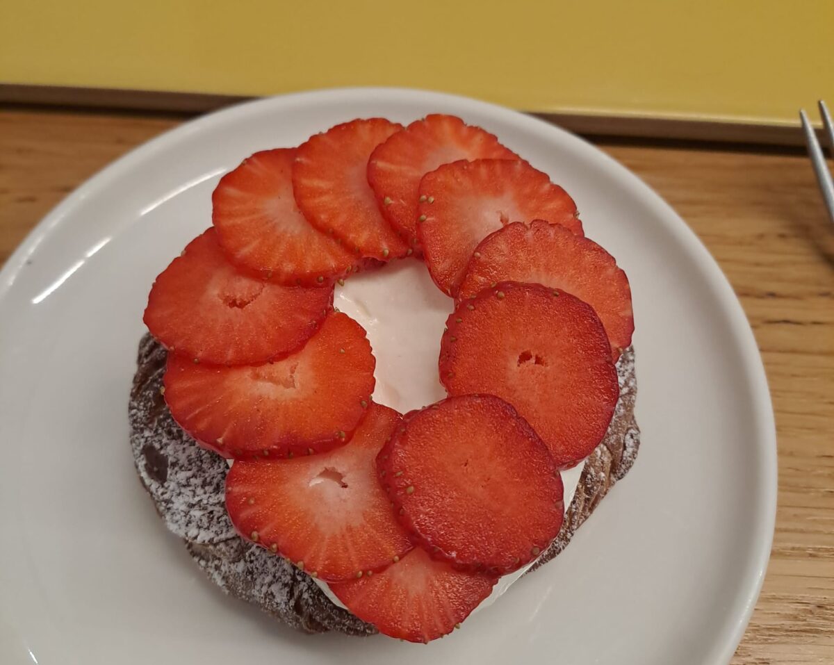 Milano, la colazione è il nuovo aperitivo. Tra matcha e lievitati: i prezzi (aggiornati) dei locali più in hype