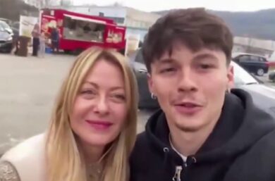 Referendum giustizia, si fa il selfie con Giorgia Meloni e poi le dice: “Mi spiace, ma voto no”