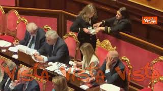 Un bicchiere d’acqua per la premier Meloni durante la discussione in Senato sulla crisi in Iran