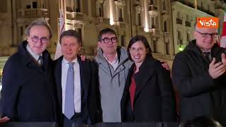 L’abbraccio sul palco tra Schlein, Conte, Fratoianni e Bonelli durante festa vittoria No