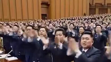 Kim Jong-Un accolto da un’ovazione: attacco agli Usa e promessa sul nucleare