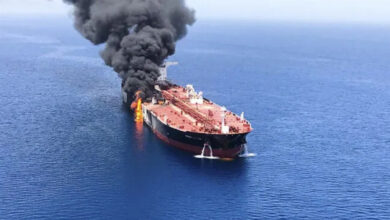 Iran, petroliera Skylight in fiamme nello Stretto di Hormuz: colpita da un drone kamikaze