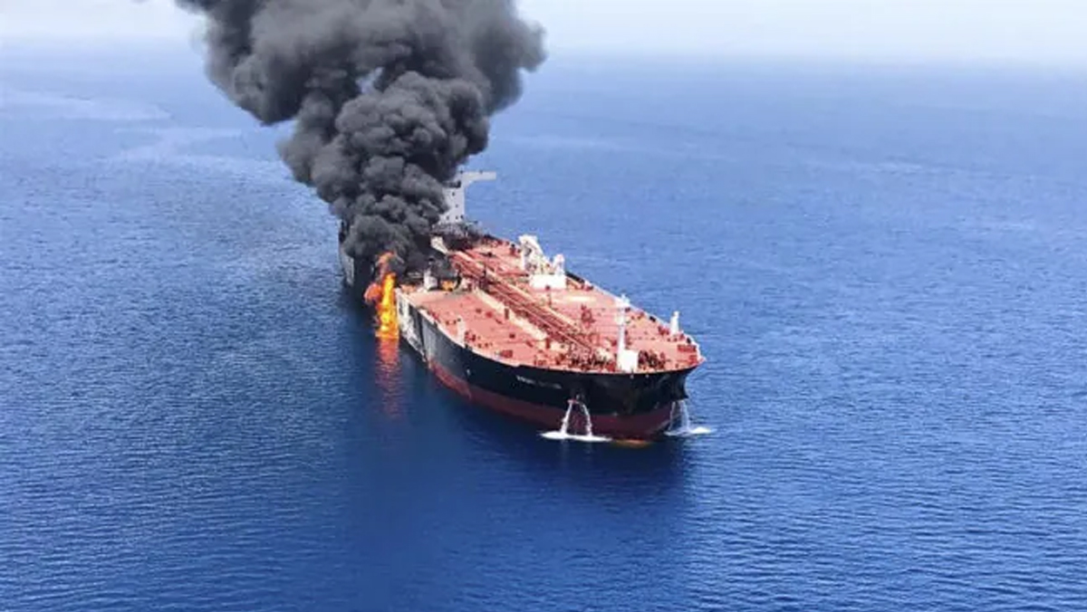 Hormuz, superpetroliera colpita da una mina: incendio a bordo. L’allarme dei Pasdaran Hormuz, superpetroliera colpita da una mina: incendio a bordo. L’allarme dei Pasdaran