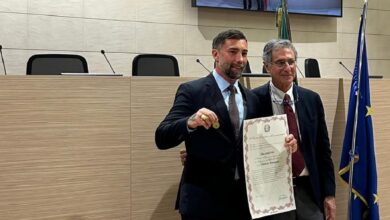 Brumotti premiato per l’impegno ambientale: conferita la Medaglia d’Oro del Ministero