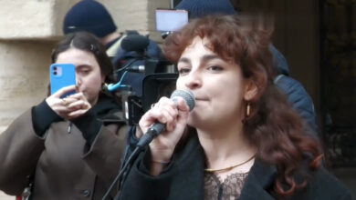 Bologna, a fuoco i fantocci di Lagarde e von der Leyen. Il video della protesta