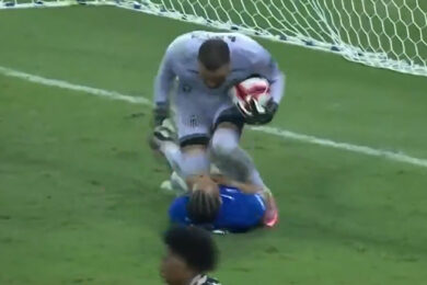 Brasile, partita surreale. Scoppia la rissa, 23 espulsi: deve intervenire la polizia. VIDEO