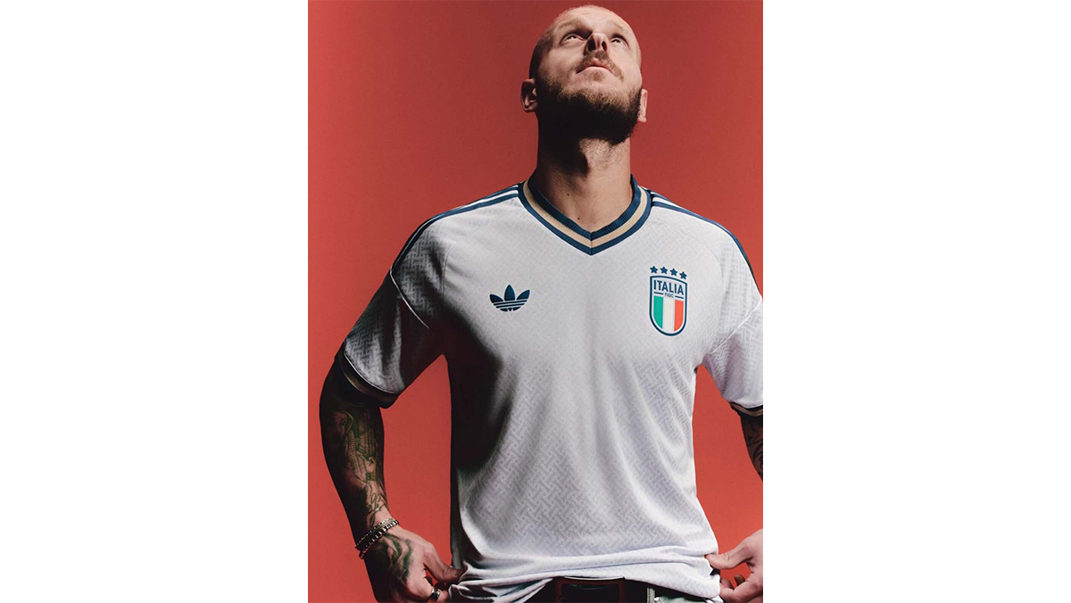 Italia, la nuova maglia away firmata Adidas è semplicemente spettacolare… e tutti noi speriamo di vederla questa estate ai mondiali Italia, la nuova maglia away firmata Adidas è semplicemente spettacolare… e tutti noi speriamo di vederla questa estate ai mondiali