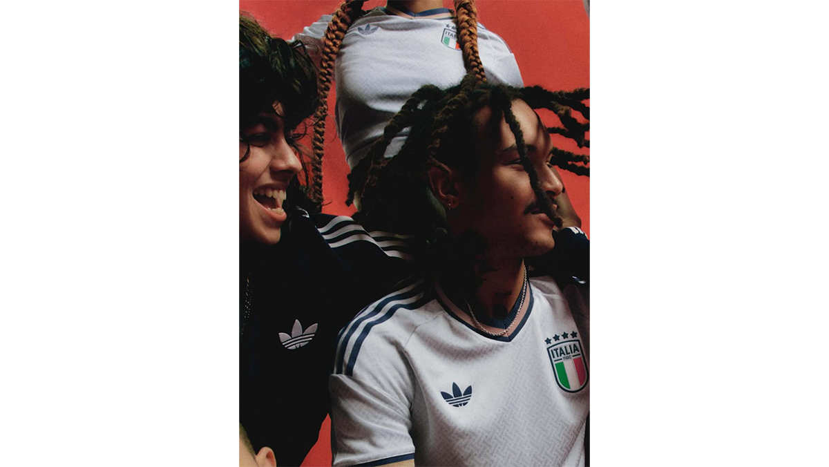 Italia, la nuova maglia away firmata Adidas è semplicemente spettacolare… e tutti noi speriamo di vederla questa estate ai mondiali Italia, la nuova maglia away firmata Adidas è semplicemente spettacolare… e tutti noi speriamo di vederla questa estate ai mondiali