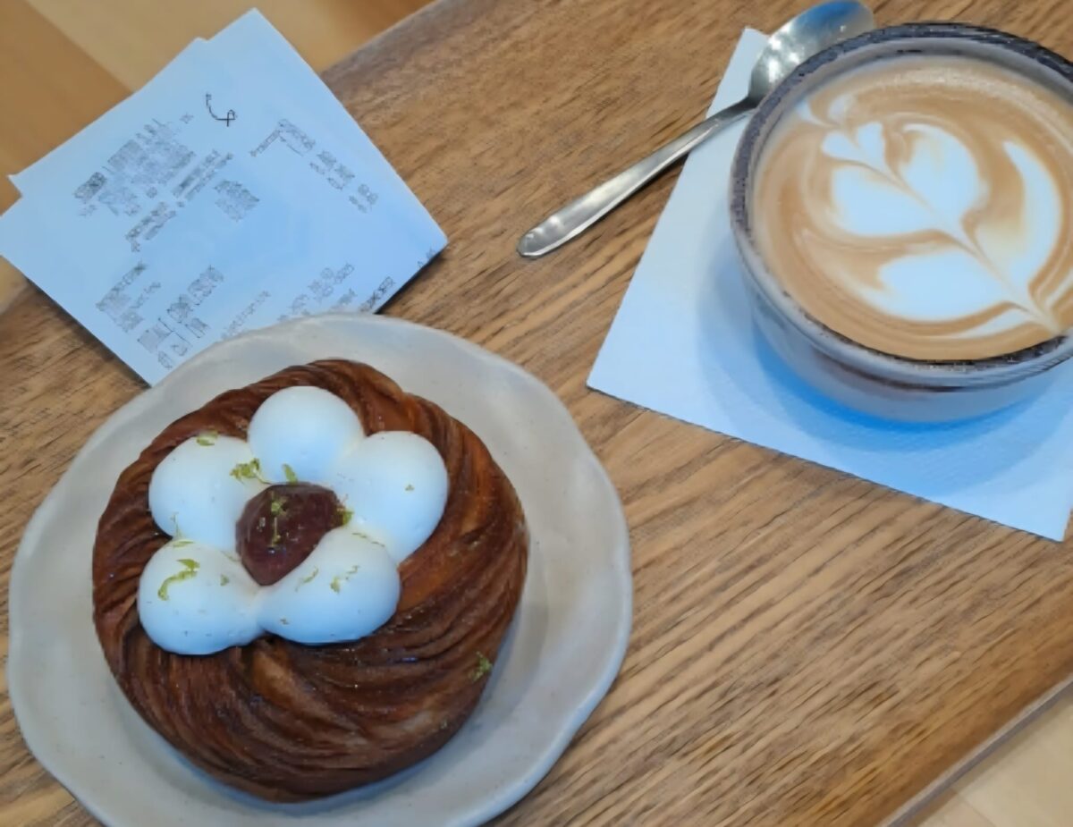 Milano, la colazione è il nuovo aperitivo. Tra matcha e lievitati: i prezzi (aggiornati) dei locali più in hype