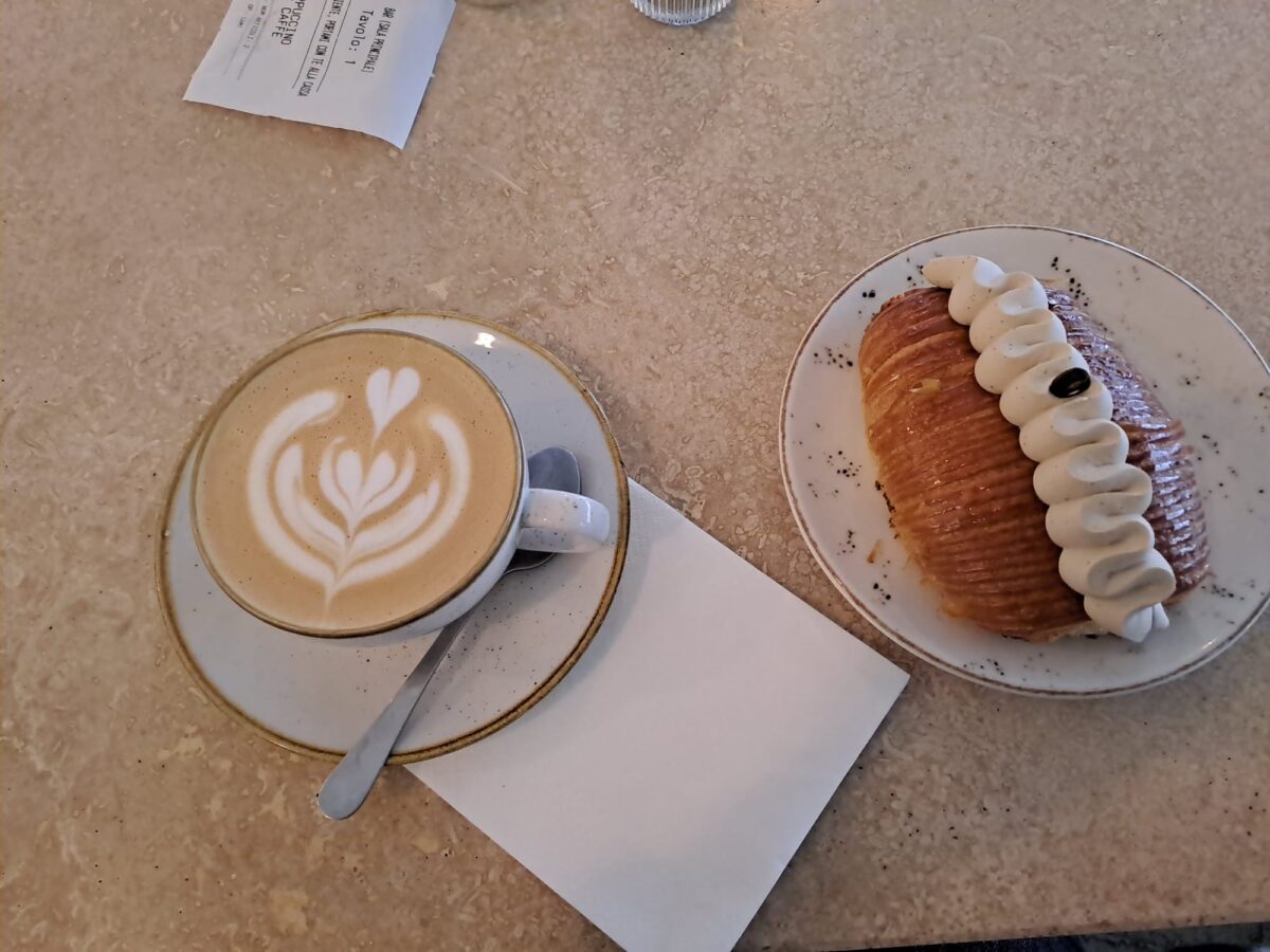 Milano, la colazione è il nuovo aperitivo. Tra matcha e lievitati: i prezzi (aggiornati) dei locali più in hype
