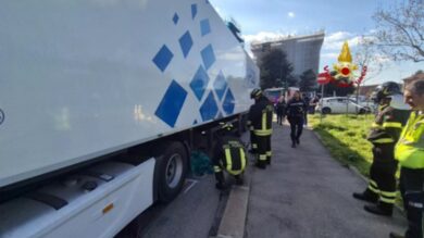 Milano, 75enne muore investito da un tir mentre stava attraversando la strada