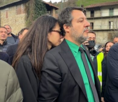 Bossi, Francesca Verdini perde la pazienza e difende Salvini da un contestatore: “Sei a un funerale, cafone!”
