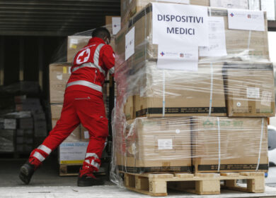 Hormuz chiuso, rischiamo di rimanere senza farmaci? “Anche se la guerra finisse oggi, la crisi peserebbe per tutto l’anno”