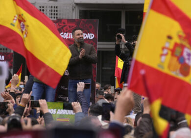 Vox, scoppia la bufera in Spagna: un ex dirigente del partito di estrema destra accusato di molestie su una minorenne