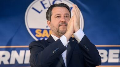 Lega, Mario Giordano apre il corteo al grido “remigrazione” tra gli applausi in piazza Duomo a Milano