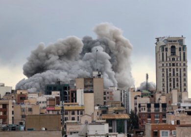 Guerra, morto il capo dell’intelligence dei Pasdaran. No dell’Iran alla tregua: “Serve una soluzione permanente”. Controproposta in 10 punti: piano su Hormuz e stop sanzioni