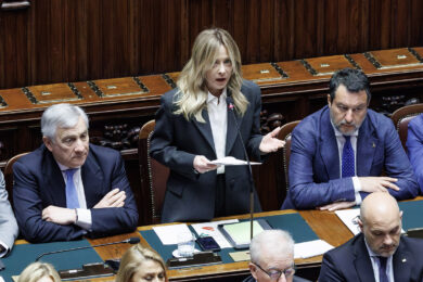 Meloni: “Nessun rimpasto o urne anticipate. Alla Camera solo insulti”. Schlein: “La sfida l’hai già persa”. Lo scontro