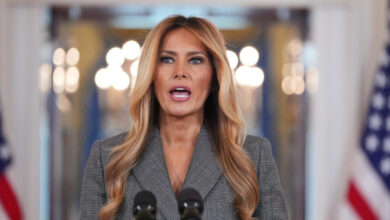 Melania Trump rompe il silenzio: “Le bugie che mi collegano al vergognoso Jeffrey Epstein devono finire oggi”