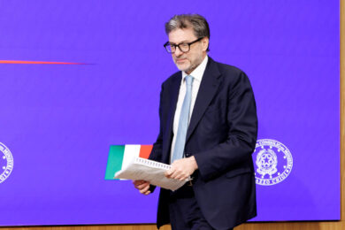 Dfp, crescita rivista al ribasso. Giorgetti: “Pil allo 0,6% nel 2026 e 2027, deficit e debito in aumento: pesa ancora il Superbonus”