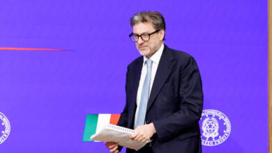Dfp, crescita rivista al ribasso. Giorgetti: “Pil allo 0,6% nel 2026 e 2027, deficit e debito in aumento: pesa ancora il Superbonus”
