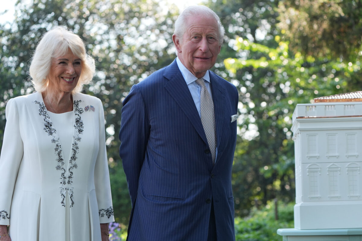 Trump accoglie re Carlo alla Casa Bianca: “Non abbiamo alleato più stretto della Gran Bretagna”