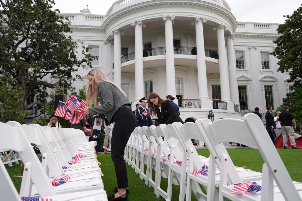 Trump accoglie re Carlo alla Casa Bianca: “Non abbiamo alleato più stretto della Gran Bretagna”