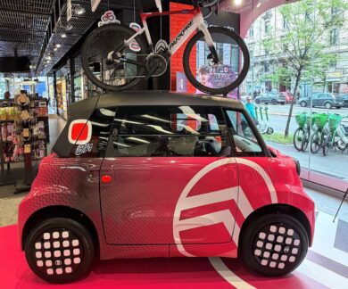 Citroën porta Ami rosa alla Design Week e rilancia il Giro
