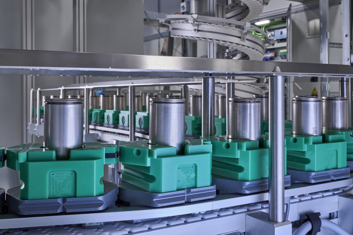 BMW usa l’IA sulle batterie: tagliati tempi e materiali