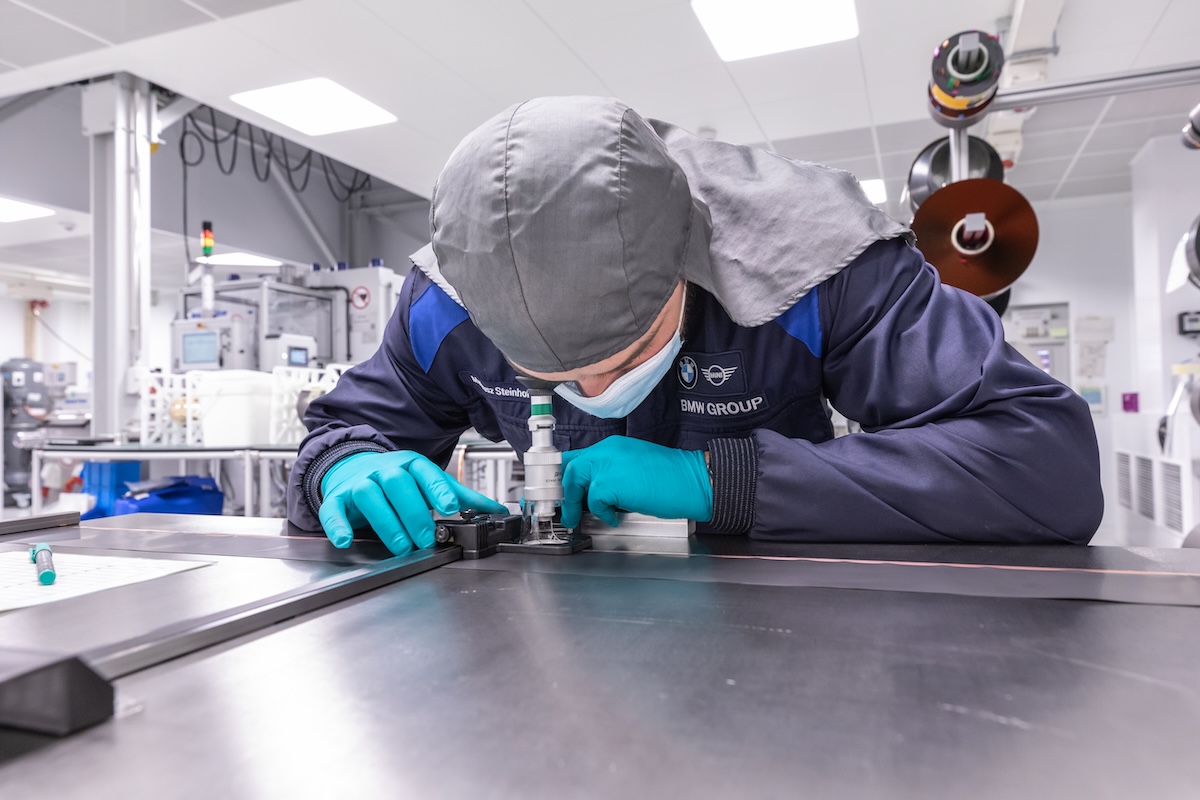 BMW usa l’IA sulle batterie: tagliati tempi e materiali