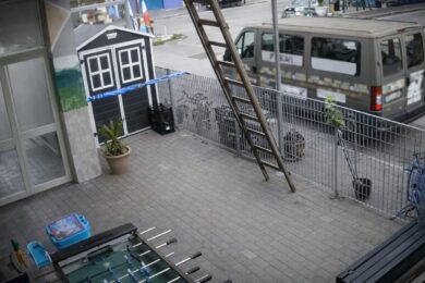 Camorra, stesa tra Scampia e Caivano per il controllo dello spaccio: tre arresti, proiettile al parroco