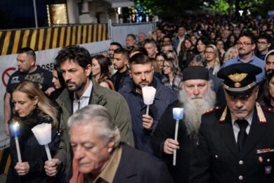 Massa, fiaccolata per Giacomo Bongiorni: migliaia in piazza dopo l’aggressione mortale