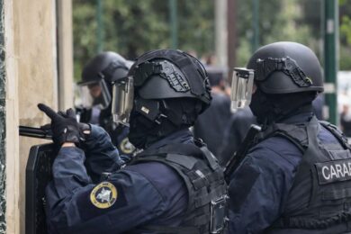 Napoli, rapina al Crédit Agricole: ostaggi liberati dopo ore di paura al Vomero