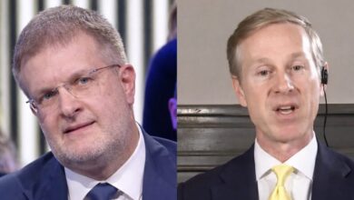 Dritto e rovescio, scontro a fuoco tra Fidanza e Orsini. La “rissa” in diretta: “Non fare il pagliaccio” VIDEO